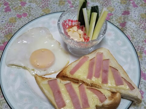 野菜スティックと目玉焼きとハムチーズトーストの朝食